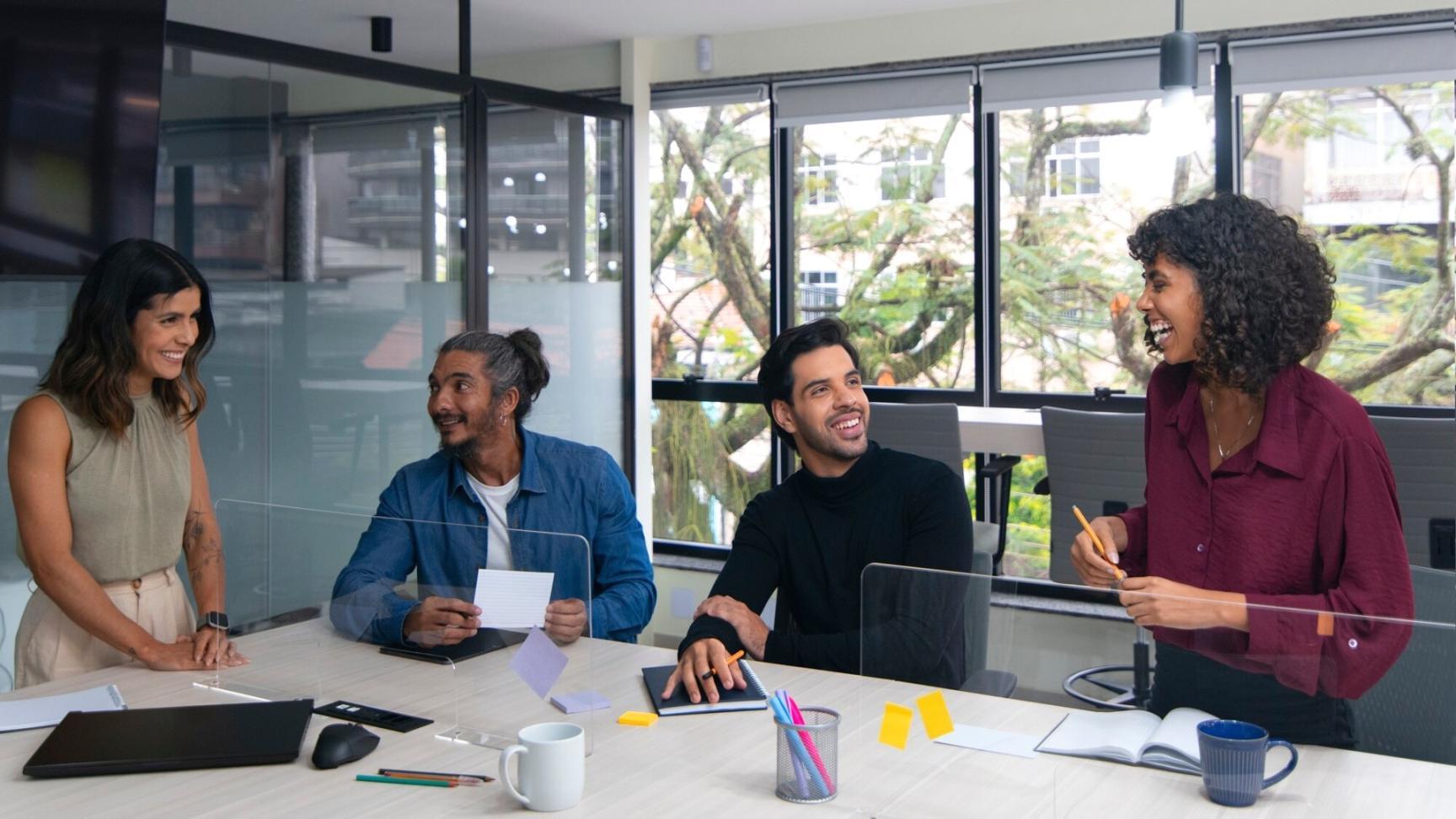 Teilnehmer analysieren gemeinsam Finanzberichte